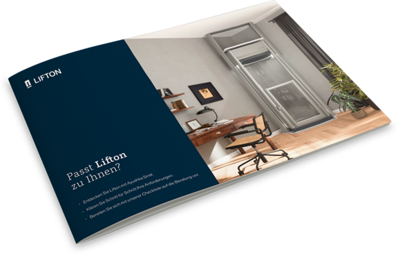 Eine offene Broschüre zeigt links den Text „LIFTON. Passt Lifton zu Ihnen? Entdecken Sie, ob Lifton Ihr Anforderungsprofil erfüllt…“. Rechts sieht man einen modernen Homelift in einem hellen Arbeitszimmer.